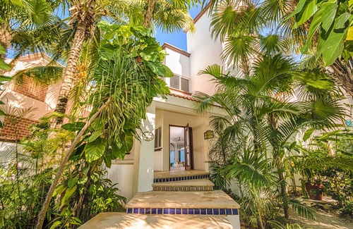 Akumal House | Beachfront Villa with Staff in Gated Community