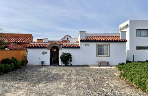 Lengueta Arenosa House | Beachfront with gorgeous Mexican flair and color. What you want in Mexico!