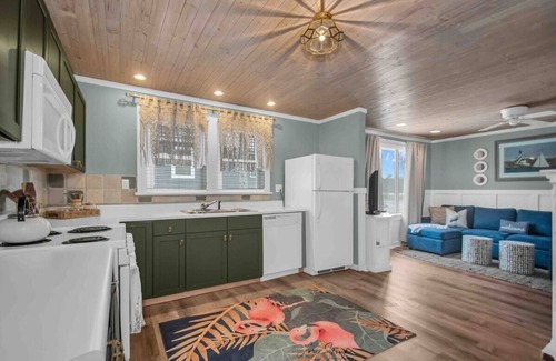 Grand Beach Cottage | Beachglass Cottage - Family Friendly Kids and Pets