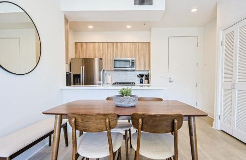 Downtown Apartment | Beachside 2BD 2BA, 12Min Walk to Santa Monica Pier