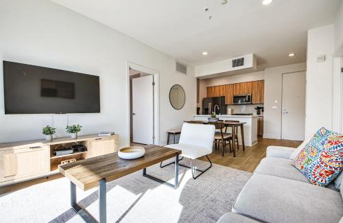 Downtown Apartment | Beachside 2BD 2BA, 12Min Walk to Santa Monica Pier