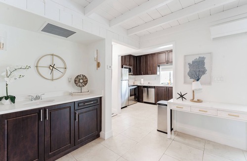 Boca Raton Apartment | Beachside 2BR/2BA - Pool, Balcony, Parking - Steps to the beach