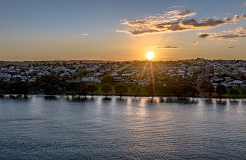 Snells Beach House | Beachside bach with amazing views (pet friendly)