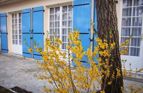 La Tranche-sur-Mer Cottage | Beachside Contemporary House with Garden and WiFi