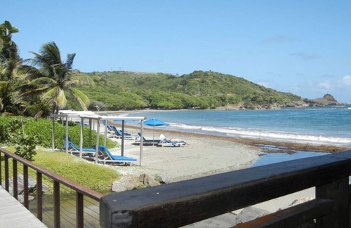 Cas En Bas Condo | Beachside Condo Pool & Kitesurfing