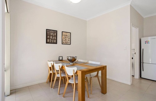 Innaloo Villa | Beachside Gem in Doubleview! Free Wi-Fi! Parking!