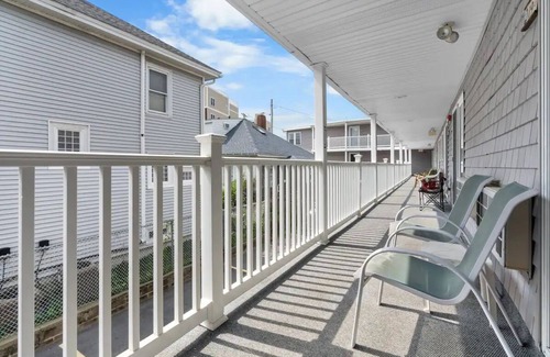 Hampton Condo | Beachside Getaway - Steps to the Beach