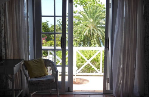 Freemans Bay House | Beachside house with pool in Galleon Beach in beautiful English Harbour