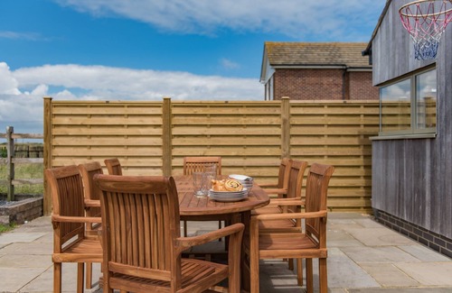 Lydd House | Beachside, nr Dungeness - family seaside home sleeps 8 with sea views