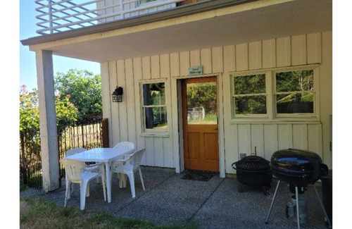 Vaughn Apartment | Beachside One Bedroom Apt on South Puget Sound