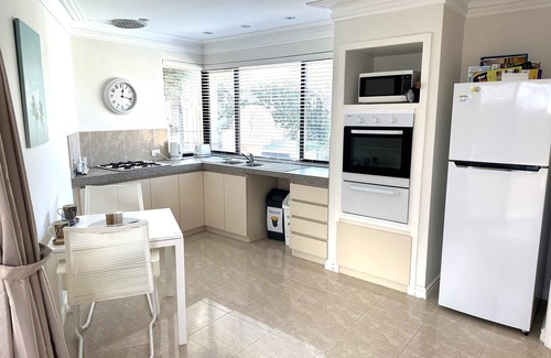 Mindarie Apartment | Beachside Retreat 1 bedroom 1 bathroom home, private pool, 15 min walk to Marina