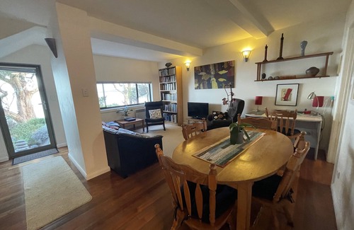 Taroona Apartment | Beachside Taroona with Spa