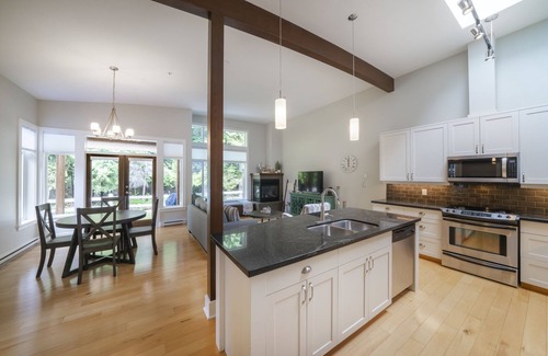 Regional District of Nanaimo Cottage | Beachwood House, 5 min walk to beach