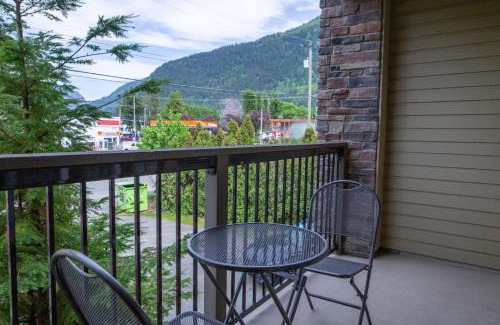 Harrison Hot Springs Apartment | Beachy 2 Bed Studio Suite, Balcony and 4 Min to Lake