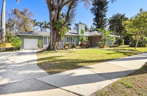 River District House | Beachy cottage with heated Pool, just minutes to beautiful white sand beaches!