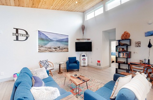 Bandon Apartment | Beachy, Dog-Friendly Home Near the Coast with Free WiFi & a Kitchenette