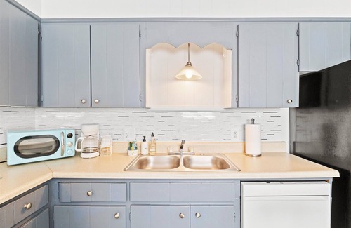 Wake County House | "Beachy" Getaway - Cozy and Secluded Lodge Home