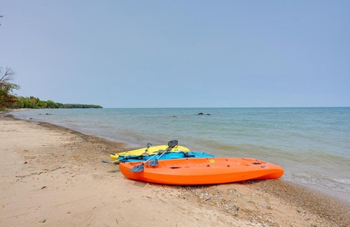 Forestville House | Beachy Palms Cottage on Lake Huron with Hot Tub!