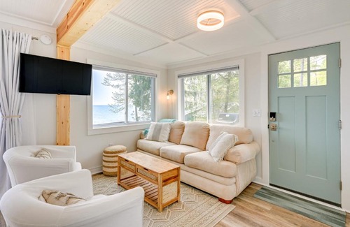Forestville House | Beachy Palms Cottage on Lake Huron with Hot Tub!
