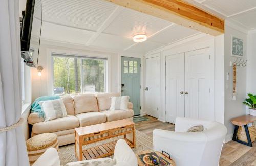 Forestville House | Beachy Palms Cottage on Lake Huron with Hot Tub!
