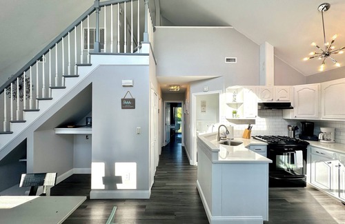 Newport East Apartment | Beachy Second Floor Apartment Near Newport
