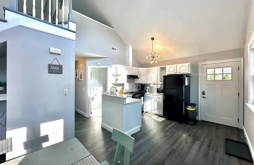 Newport East Apartment | Beachy Second Floor Apartment Near Newport