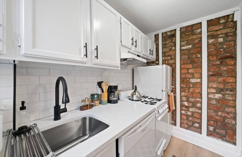 Beacon Hill Apartment | Beacon Hill Elegance: Modern Apt with Balcony, Fast WiFi, Steps to Cafes, MGH and Boston Commons!
