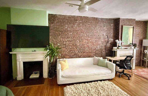 Beacon Hill Apartment | Beacon Hill Studio with Full Kitchen, Close to MGH, Train, Boston Common