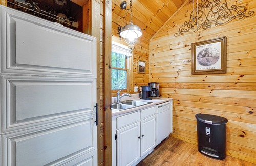 Townsend Cabin | 'Bear Acres Getaway' Cabin w/Deck in Townsend!