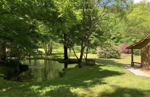 Rabun Gap Cabin | Bear Cave Cabin is perched on a hilltop overlooking Valley Springs lake