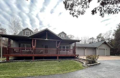 Lyndon Station Cabin | Bear Cove Escape Summ