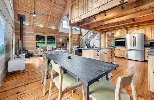 Tryon Cabin | Bear Creek Cabin- 8 mi to TIEC, Hot Tub, Sleeps 7 - Pet Friendly