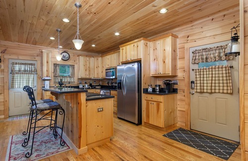 Burnsville Cabin | Bear Creek Cabin! Hot Tub+Fire Pit, Fireplace, Mtn Lodge, Private, WiFi, Grill!