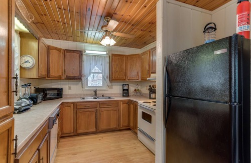 Lynn Cabin | Bear Creek Cabin | Private Mountain Cabin Outside Tryon