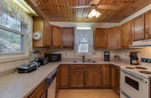 Lynn Cabin | Bear Creek Cabin | Private Mountain Cabin Outside Tryon