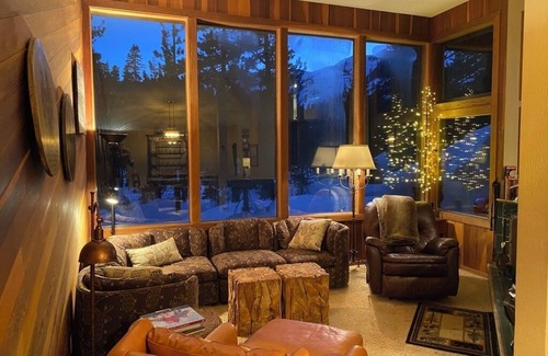Alpine Meadows Cabin | Bear Creek cozy ski/hike retreat in Alpine Meadows.