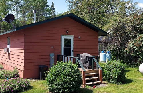 Copper Harbor Cabin | Bear Den Cabin a quaint non smoking cabin Single Bedroom- Sleeps 4 Comfortably