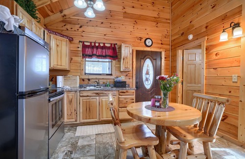 Carbon Hill Cabin | Bear Hugs cabin nestled in the woods.