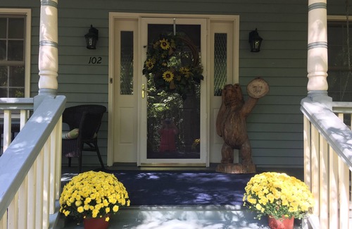 Lynn House | Bear Hugs Cottage- Relax in the mountains!