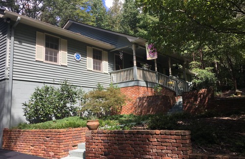 Lynn House | Bear Hugs Cottage- Relax in the mountains!