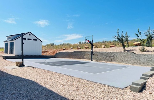 Sweetwater Cabin | Bear Lake getaway for the whole family! Sleeps 32! Beach access included!