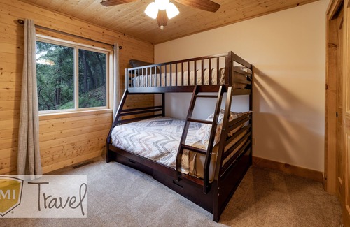 Prescott House | Bear Mountain Hideaway *Pool Table *Family Friendly *BBQ *In the Pines *Hiking & Biking