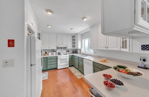 Sunderland House | Bear Pass - Mountain View 4 Bedroom Home by RedAwning