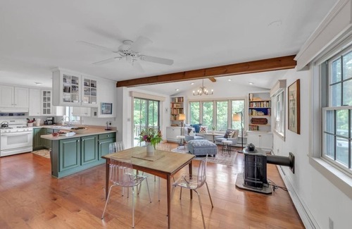 Sunderland House | Bear Pass - Mountain View 4 Bedroom Home by RedAwning
