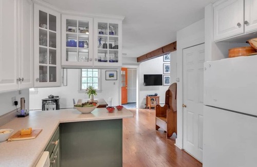 Sunderland House | Bear Pass - Mountain View 4 Bedroom Home by RedAwning