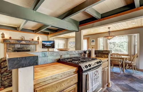 North Upper Truckee House | Bear Pause 4BR | Large Deck & Balcony