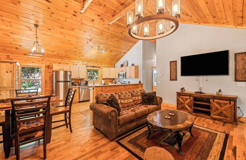 Waynesville Cabin | Bear Pause-Updated cabin in Waynesville, NC; close to Maggie Valley & Asheville.