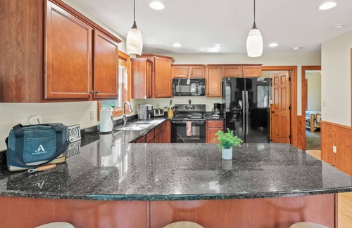 Lake Harmony Estates House | Bear Paw Lodge by AvantStay | Hot Tub, Deck, & Fire Pit