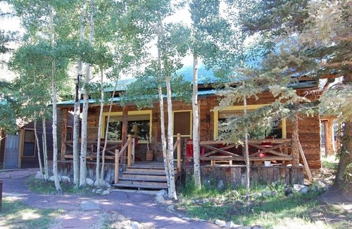 Red River Cabin | Bear Run - Walk to Main Street - Rustic Cabin - Free WiFi - Washer/Dryer - Wood