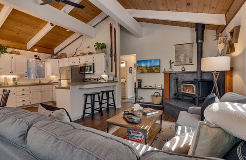 Tahoma Cabin | Bear's Den: 2 BR, 1 BA in Tahoma, Sleeps 4